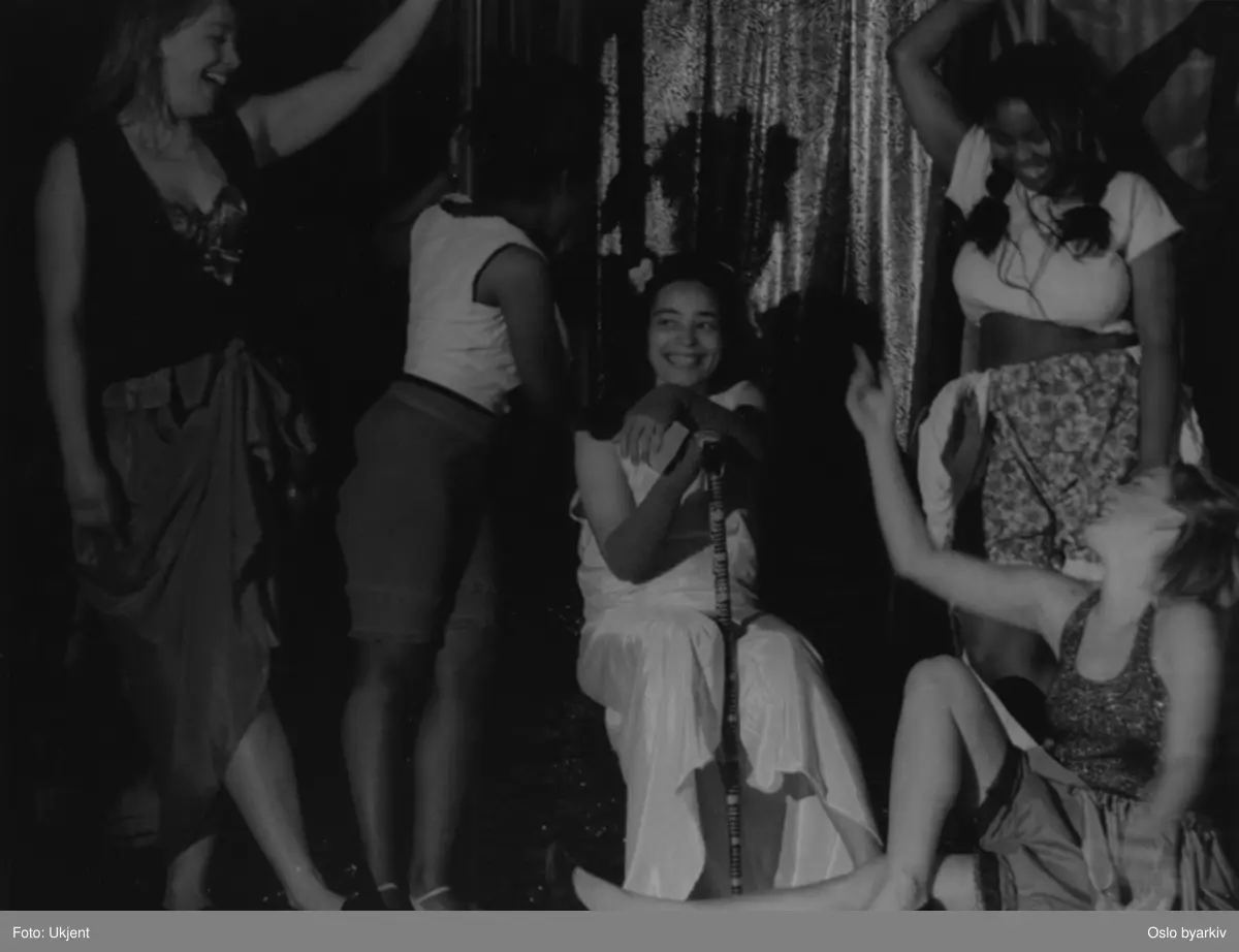 "Reise i nattens dyp", teaterforestilling av Rocco Petruzzi på Parkteatret. 2-8. juni 1994.Medvirkende:Kjetil Kooyman, Benaissa Ahssain, Isabell Sterling, Hannah Wozene Kvam, Shiraz Khan, Samuel Noko, Inger Helen Kilsti, Kristin Magnus, Michael Sontum, Pia Fridal, Muni Franklin Kwarasey, Erik Kirkman, Christian Rydheim, Michael Hauss, Janko Dibasey Kran. Kontakt Nordic Black Theatre ved ev. bestilling av kopier.