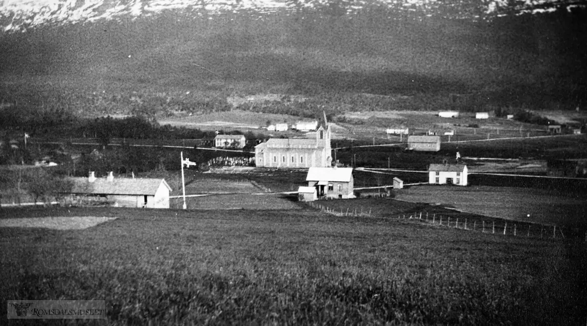 Parti frå Eidsvåg, Stubø/Langset Kirka er lys beige, tårnet som før forandring. Bedehuset vart bygd 1916..Eidsvåg kirke bygd 1878 er en langkirke i tre. Den har 250 sitteplasser..