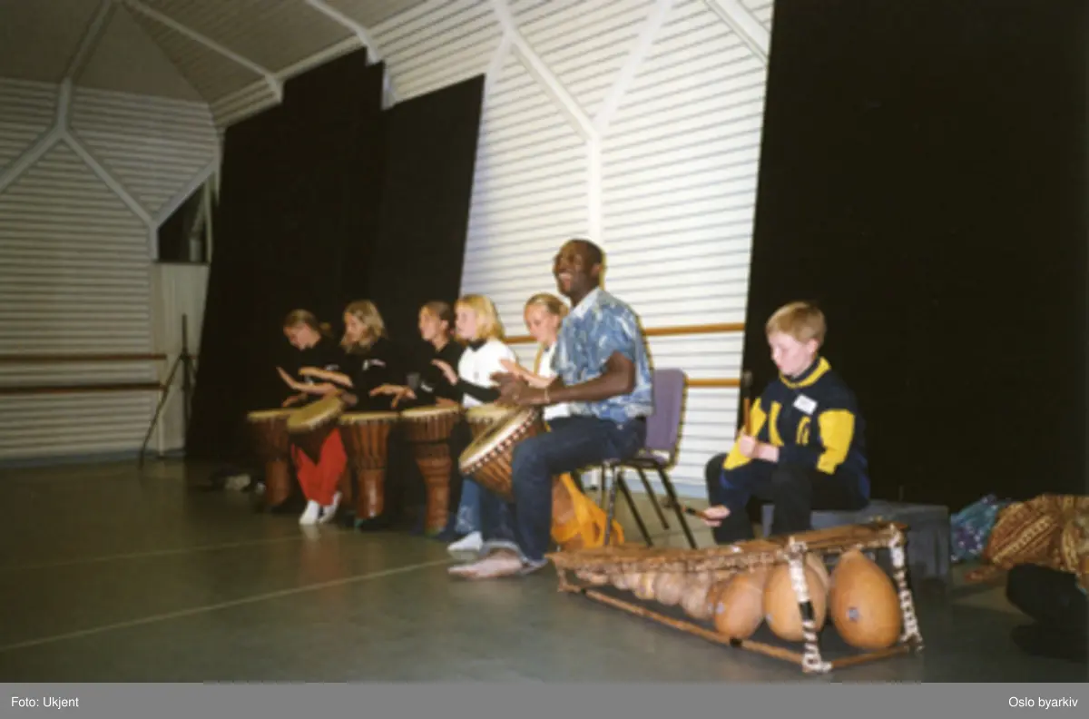 Barneteater. Drama and dance celebration (2000). Samarbeid med DNT.Kontakt Nordic Black Theatre ved ev. bestilling av kopier.