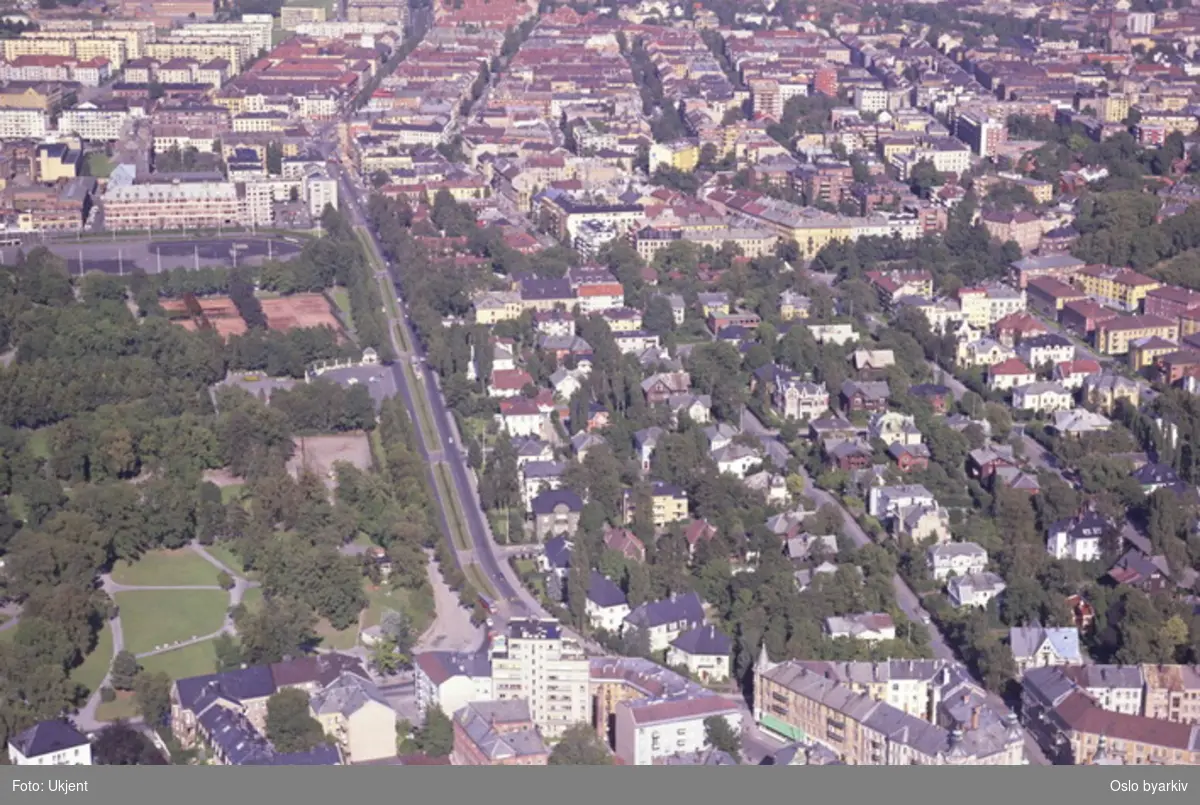 Frognerparken og Frogner stadion. Kirkeveien, Nordraaks gate og Tidemanns gate fra venstre. Majorstua i bakgrunnen. (Flyfoto)