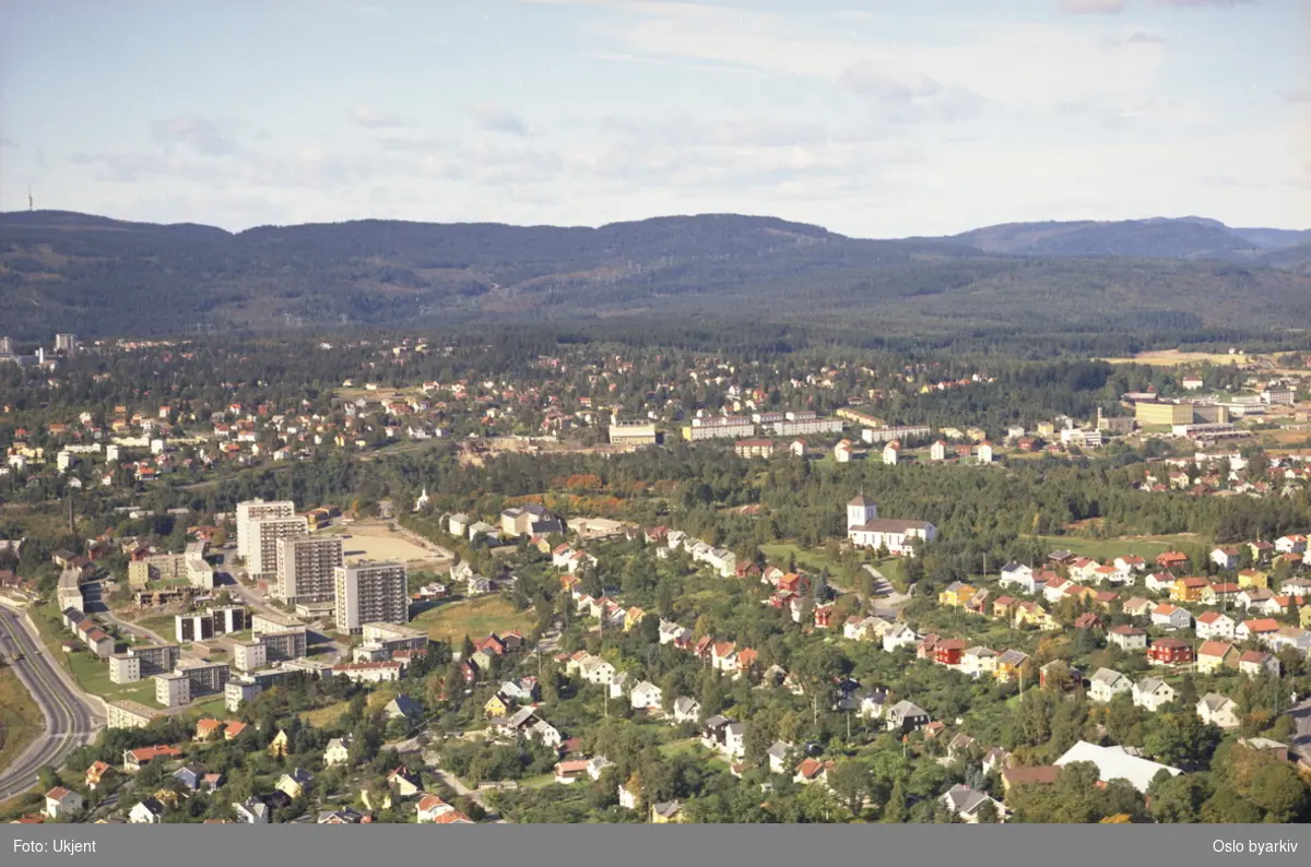 Villabebyggelse i Kappelveien, Bråtenallèen og Kastanjeveieni i front. Grefsen kirke ved Glads vei. Boligblokker i Betzy Kjelsbergs vei og Othillie Tonnings vei.   Ringveien til venstre. Korsvoll i bakgrunnen. (Flyfoto)