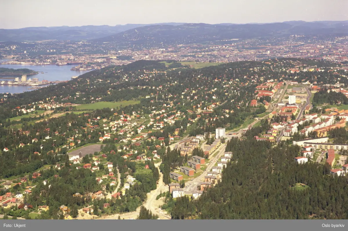 Nordstrandveien og Langbølgen i front. Nordstrandshallen ved idrettsplassen til venstre. Nordseter i bakgrunnen til venstre. Lambertseter senter, T-banesporet til Lamberseterbanen og Cecilie Thoresens vei i bakgrunnen til høyre. (Flyfoto)