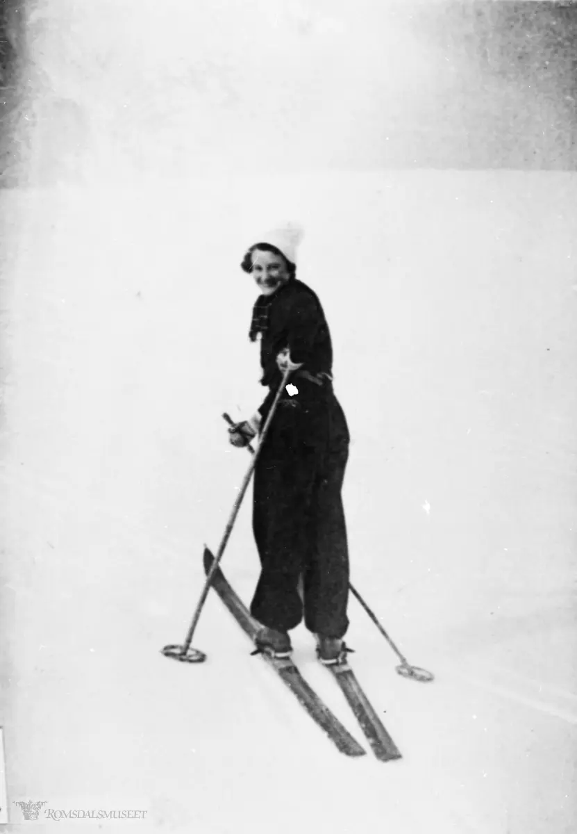 Beret Bergset (Gjermundnes) i skidress som var ein god del brukt på 30 tallet.....Stramsittende jakke ned til livet og sid skibukse med strekk på skoen. Terengski med tupp på bretten, av Trygve Holens modell. Pris ski: Kr. 25,- Bindinger montert: Kr. 15,-