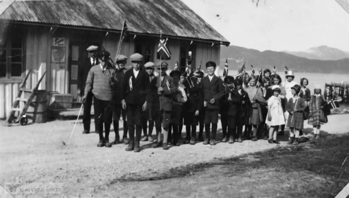 17. mai på Eidsøra ca. 1928 Vi ser 17. mai-toget ved skolen