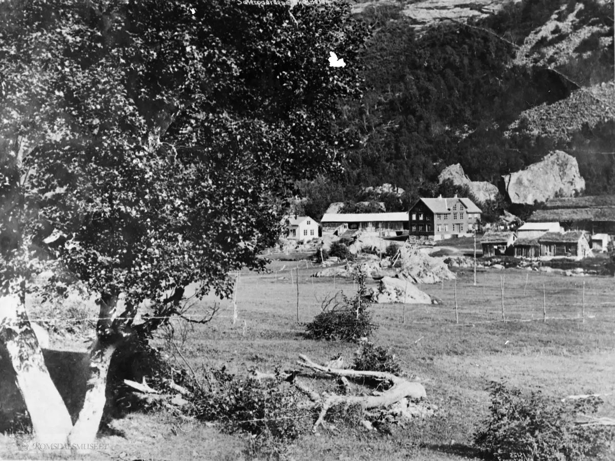 Husa på br. nr. 4 på Sæter slik dei såg ut ca. 1920. F.v. kårhusa, gammelløa og stua til Jonas Sæter. T.h. husa til Ole Kvisvik. Sjå tilv. nr. NE.0262-0002