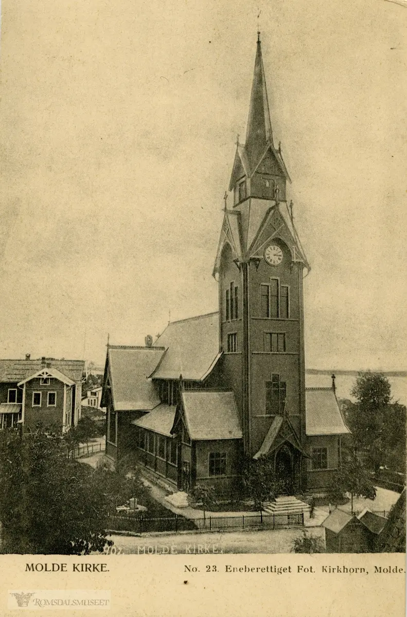 Molde kirke som brant ned april 1940. .Vi ser fotobuene utenfor kirken, fotografene Kirkhorn, Birkeland, Dahl hadde alle slike kiosker som de solgte fotografier fra.