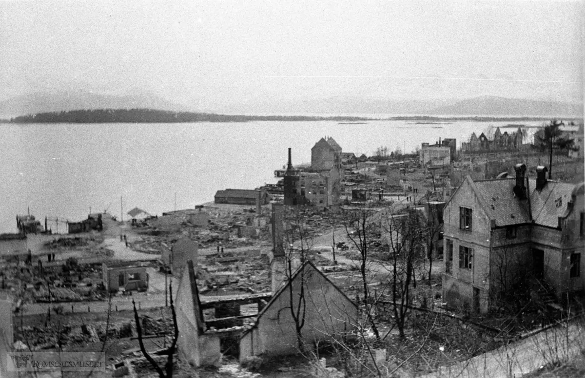 Molde april 1940 - til høyre Jugendstil huset Legangen. .Fiskehandler A.Simonsen.