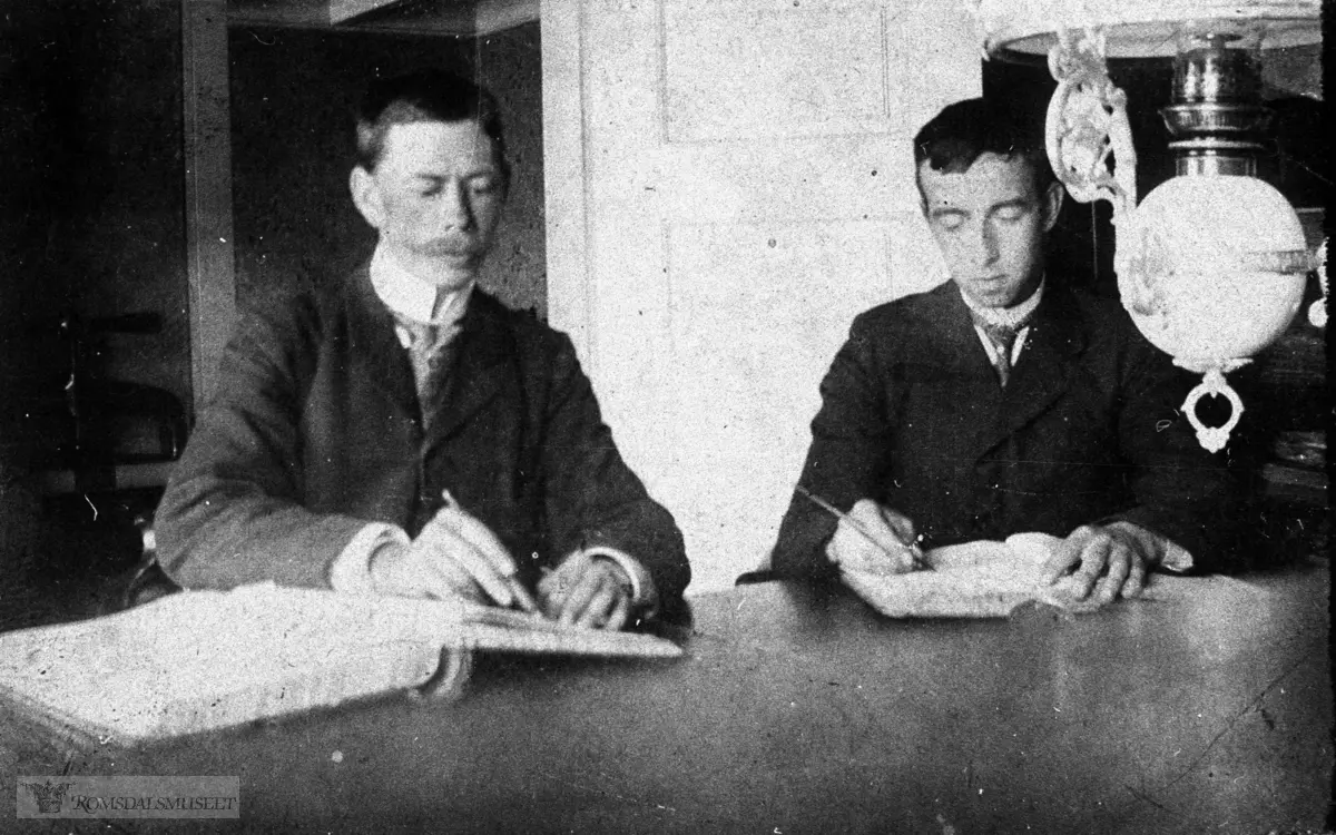 Anton B Strande i sparebanklokalet i Molde. Originalen er gulnet. Ved siden av Strande: Anders Tollås..