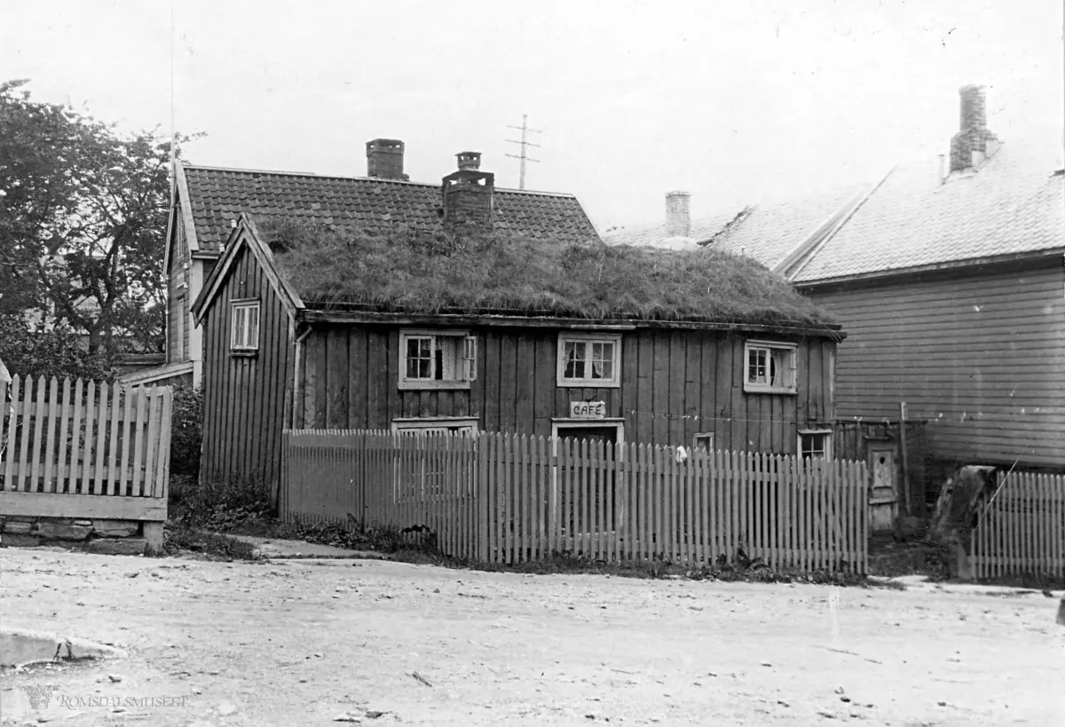 Massina-Lund Gården Cafe på hestetorget..Det siste huset i Molde med torvtak.