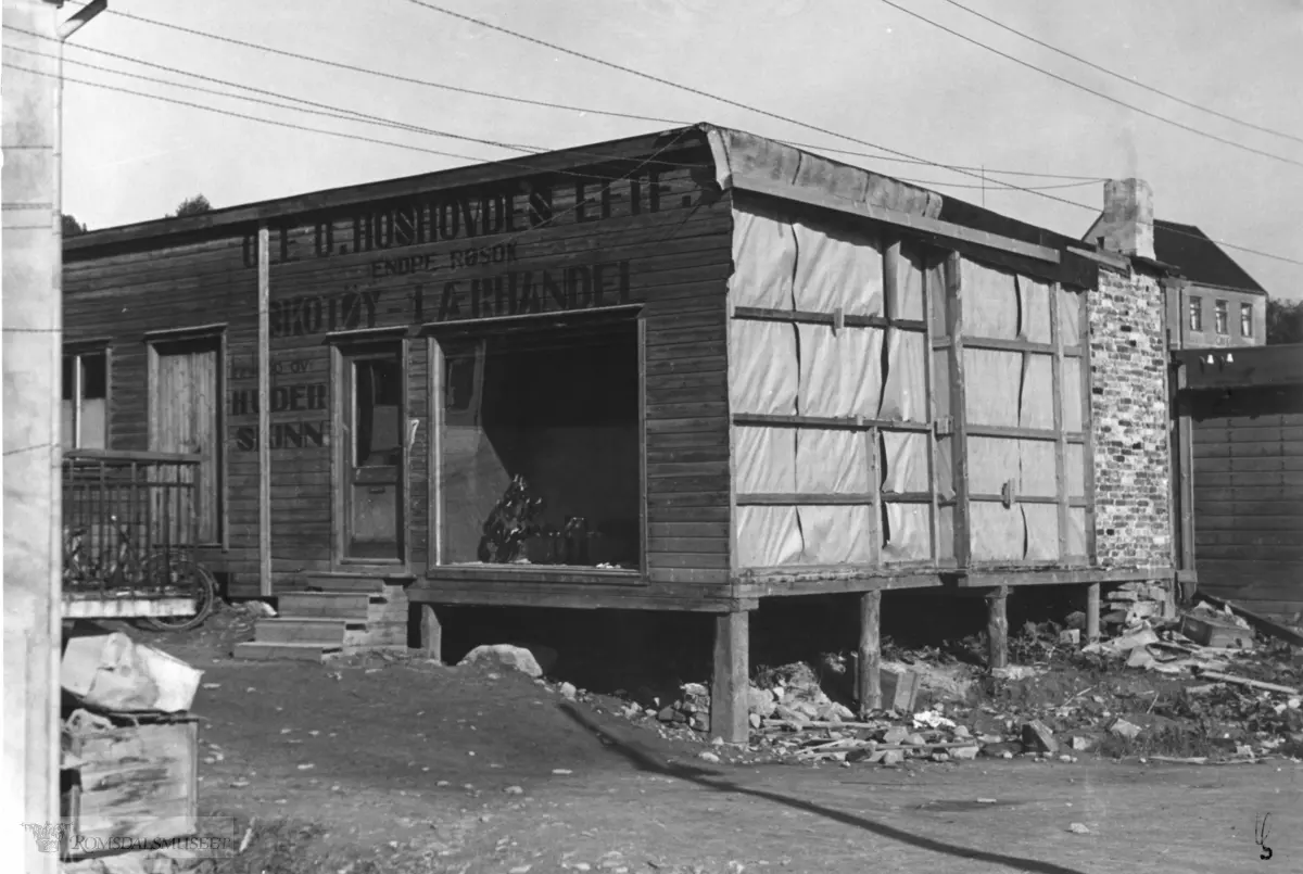 Ole O Hoshovdes efterfølgeres butikk etter bombingen 1940. .Endre Røsok..Skotøy og Lærhandel.