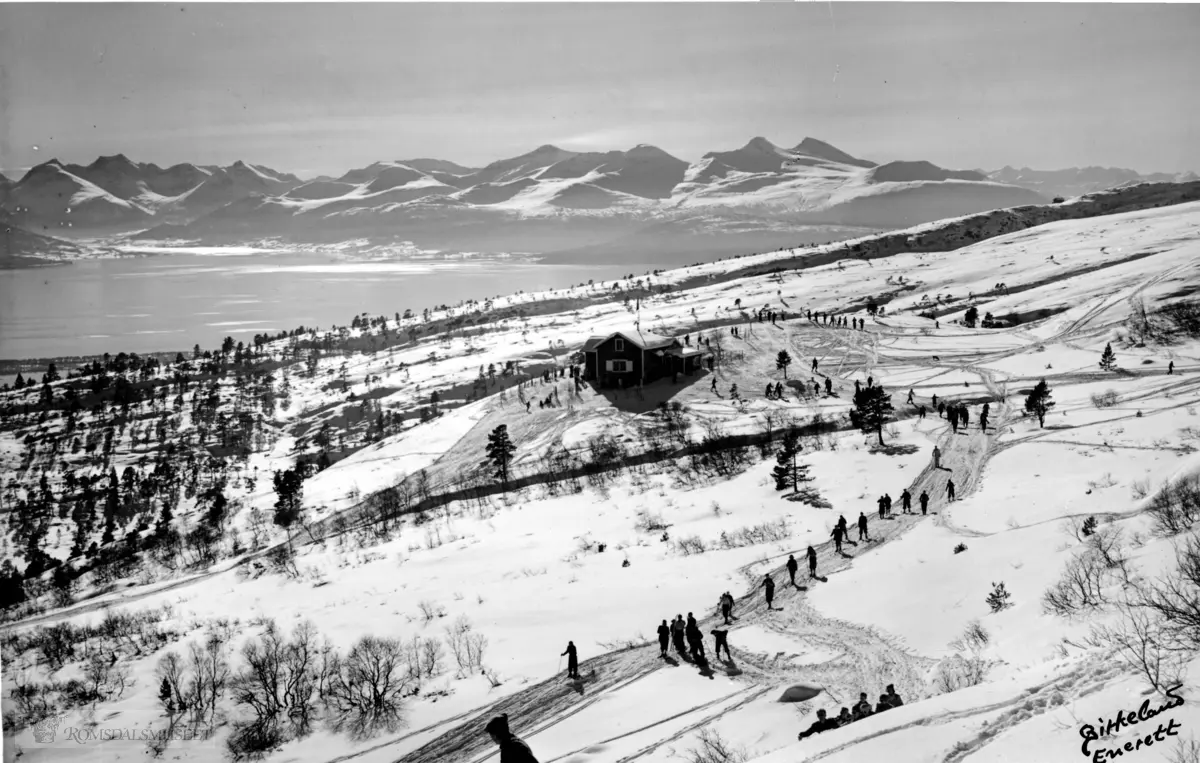 Skihytta med mennesker på ski