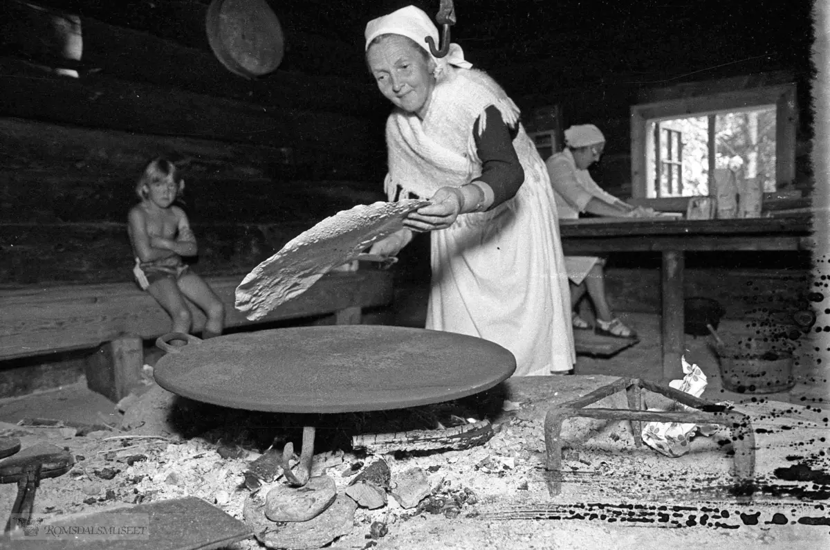 Flatbrødbakst under olsok på Romsdalsmuseet.Medlemmer i Rødven Bondekvinnelag bakar flattbrød i Hammervoll-stua på Romsdalsmuseet Olsok 1980.