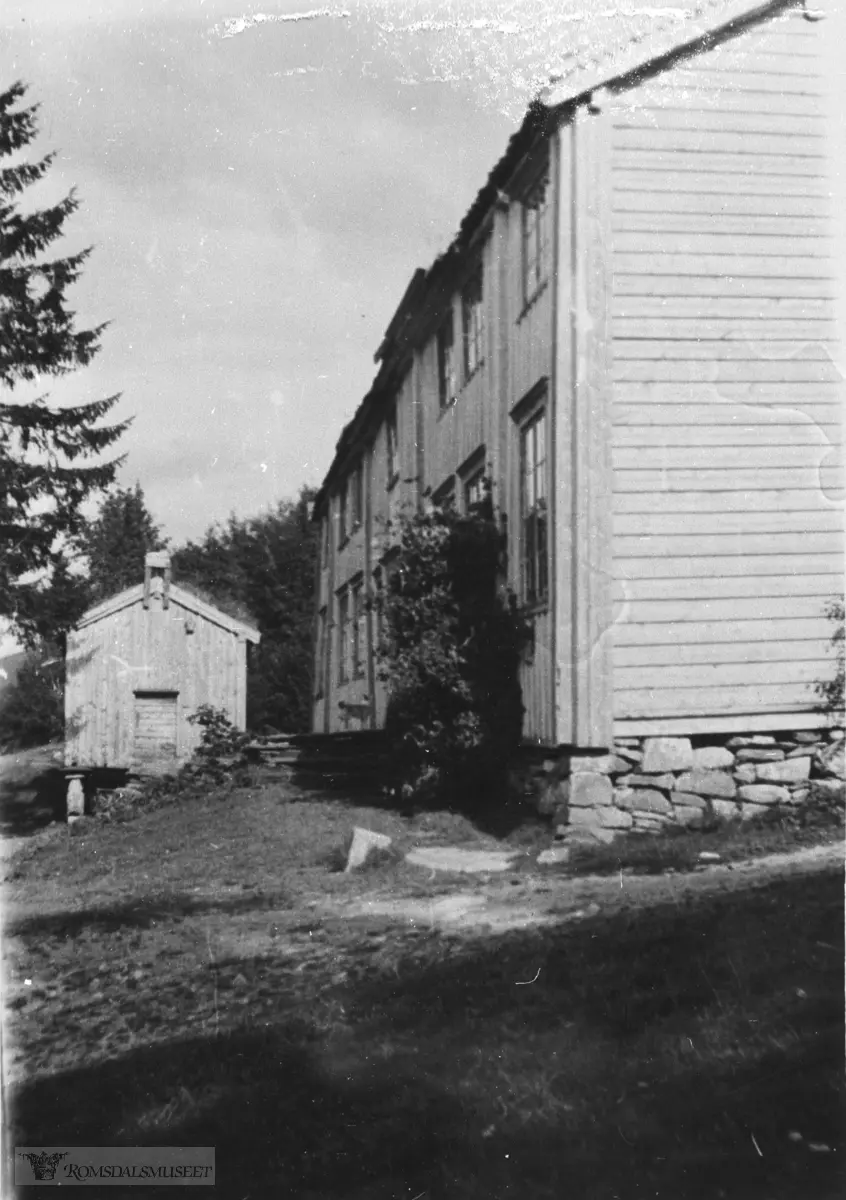 Vorpenes, Nesset. Huset vart freda 1923, det vart forsøkt restaurert sist i 1940-åra, utan at det lukkast. Restaurert i åra 1983 og utover.