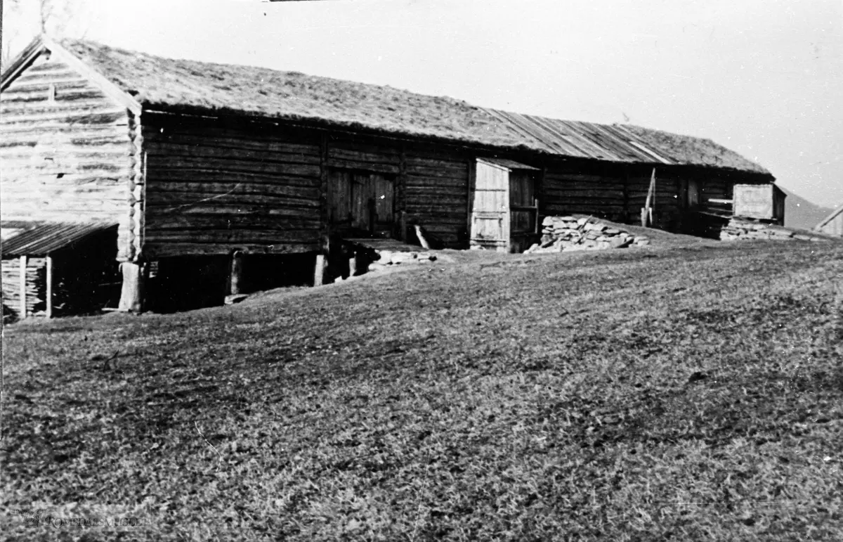 Flå i Sunndalsfjorden. Østre del av denne løebygningen ble senere til Gildehallen som stod ferdig i 1952..Sett fra øst.