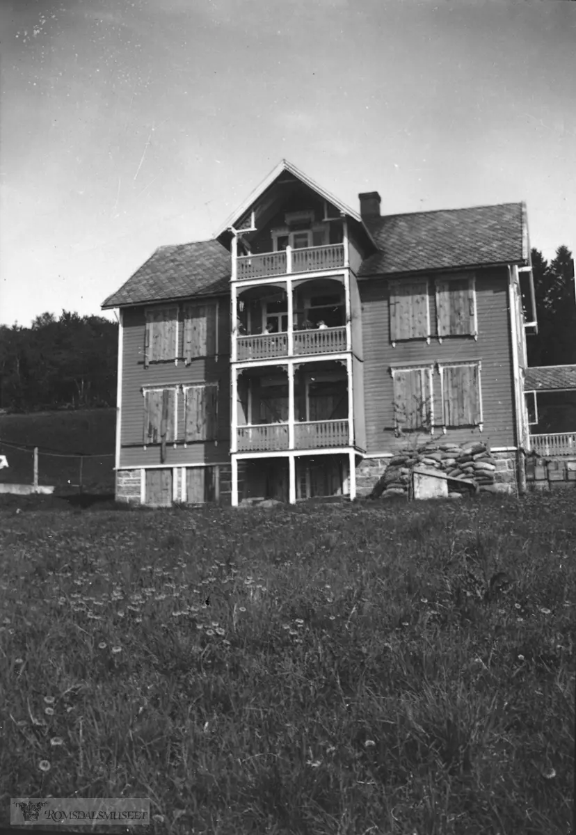 Fuglset, Vårtun 1940. Sandsekker foran kjellervindu og lemmer foran viduenene.