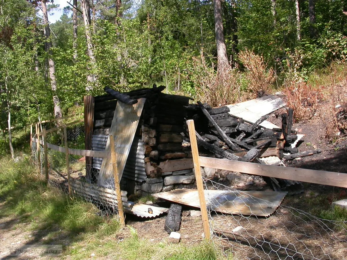 Sommerfjøs fra Bøen indre Midsund etter brannen juli 2008.