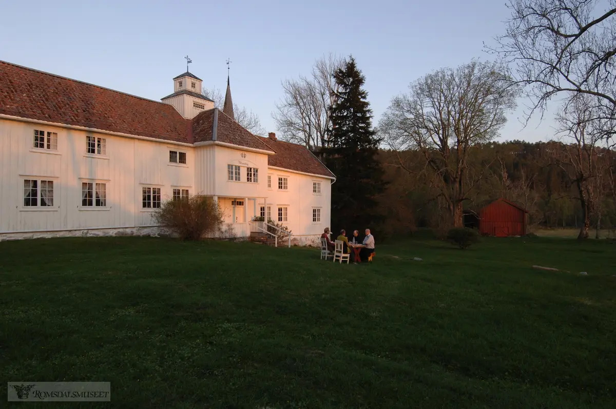 Williamsborg på Veøy .Fra seminar "grubleseminar" med tverfaglig gruppe fra flere museer og institusjoner..(Se Romsdalsmuseets årbok 2008)