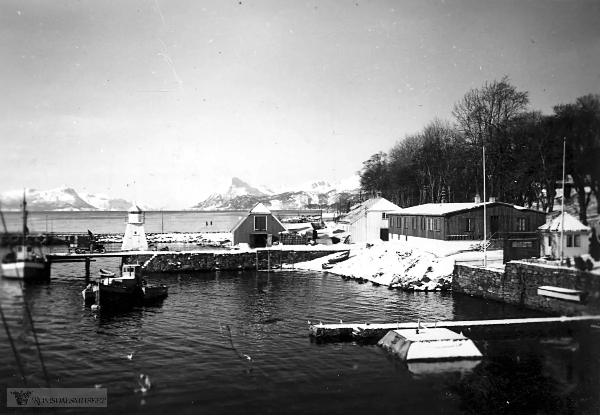 Fyret på Reknes...(Bilder tatt av Tyske marinesoldater fra Hafenschutzflottille Molde) ...