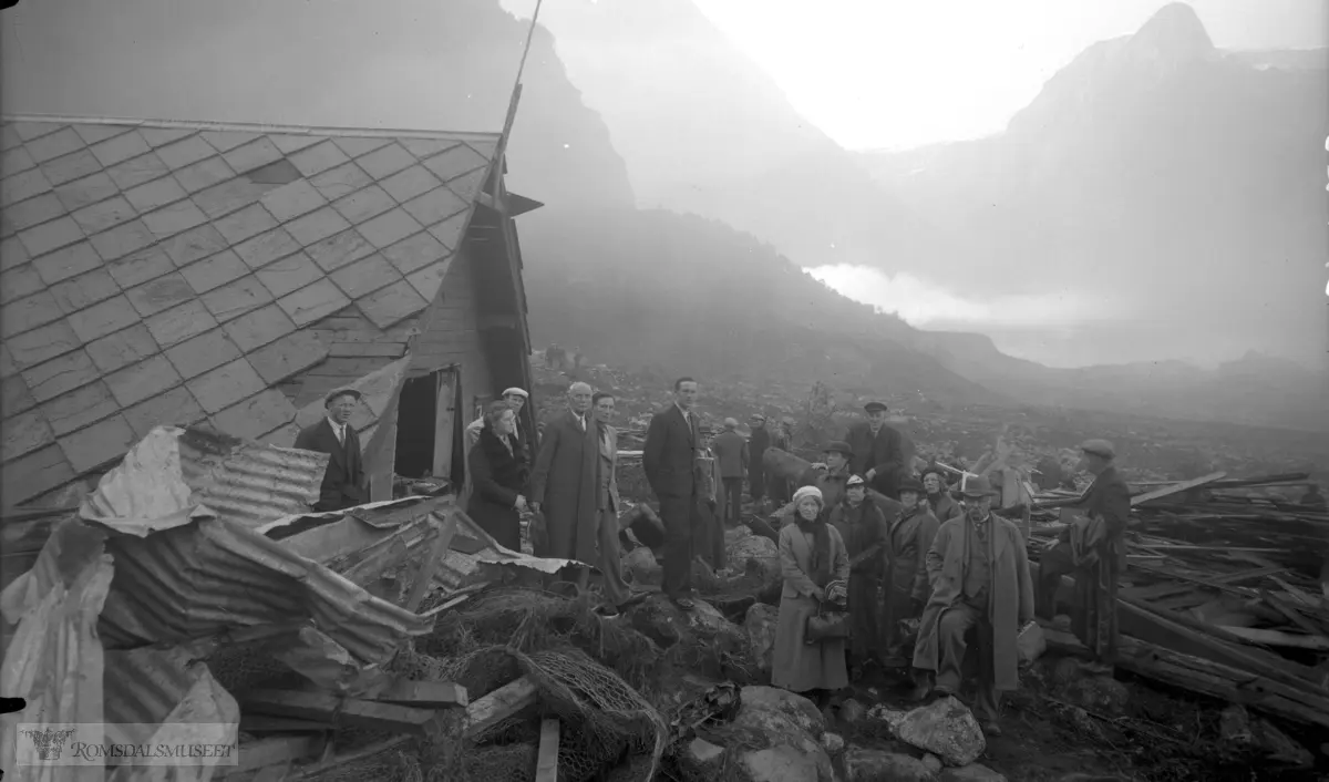 Rasulykke i Loen. Ramnefjellet i 1936. .Rasulykken i Loen i 1936 (blir sammen med rasulykken i Loen i 1905 omtalt som Lodalsulykkene) var en rasulykke 13. september 1936, ved 5-tiden om morgenen. Som under rasulykken i 1905 raste det fra det 1493 meter høye Ramnefjellet ned i Loenvatnet (Lovannet) i Loen i Stryn kommune i Sogn og Fjordane fylke. Tilsammen omkom 74 mennesker i bygdene Nesdal og Bødal, 41 av disse ble ikke funnet..Til tross for at geologer etter raset i 1905 mente at det ikke ville være fare for flere store ras i området, løsnet det en steinblokk på ca. en million kubikkmeter 800 meter opp i Ramnefjellet. En 70 meter høy flodbølge skylte gjennom gårdstunene og ødela alt som kom i dens vei, både mennesker og dyr, gårdstun og dyrket mark..Over hele Norge ble det satt i gang innsamlinger for å hjelpe de overlevende. Kronprins Olav deltok i gravferden i Loen kirke, der det var samlet ca. 4500 mennesker. Minnestunden ble kringkastet over riksnettet..Etter den siste ulykken var disse grendene så raserte at området ble fraflyttet..Det gikk enda et ras 22. juni 1950, men flodbølgen var ikke like stor som de forrige og ingen liv gikk tapt.