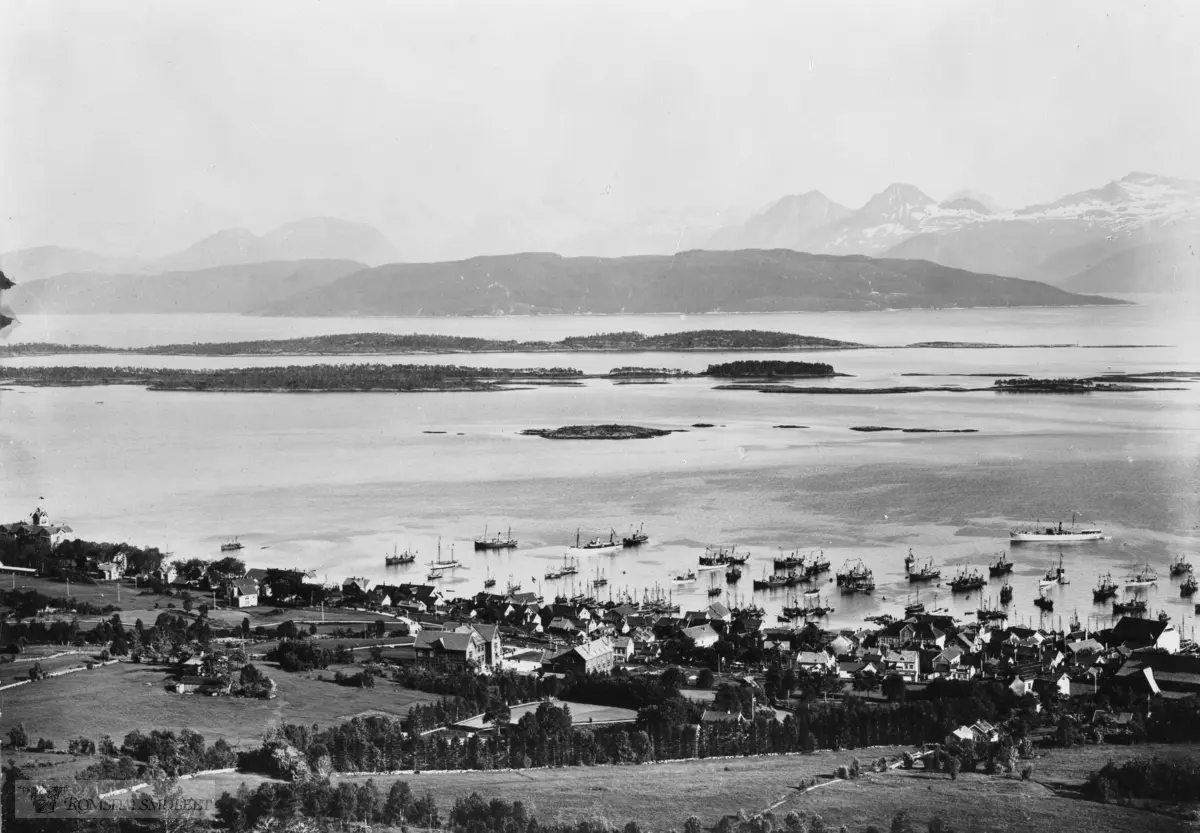 Molde by sett fra nord., Fra kroningsreisen i 1906..På kroningsferden i 1906 kom kongefamilien fra Åndalsnes til Molde med kongeskipet og tok inn på Grand..Det ble avholdt lunsj på hotellet den 16.juni kl 14.00, med tale av ordføreren og takketale av kongen. .De overnattet to netter og dro videre i karjol den 18. juni kl. 10.00.