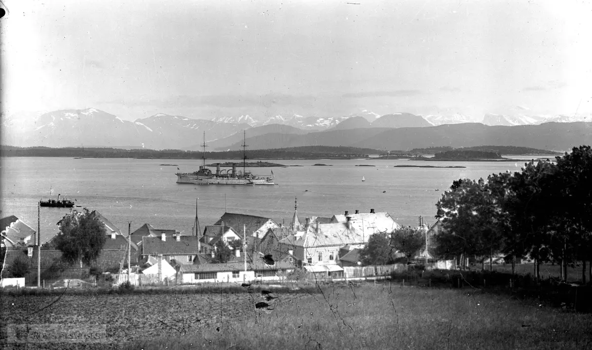 S.M.S "Hertha" på Moldefjorden i juni 1910..Bildet viser SMS Hertha etter moderniseringen 1906-08,da antall skorsteiner ble redusert fra tre til to..Vi ser bla Lethgården..Gørvellalleen til høyre.