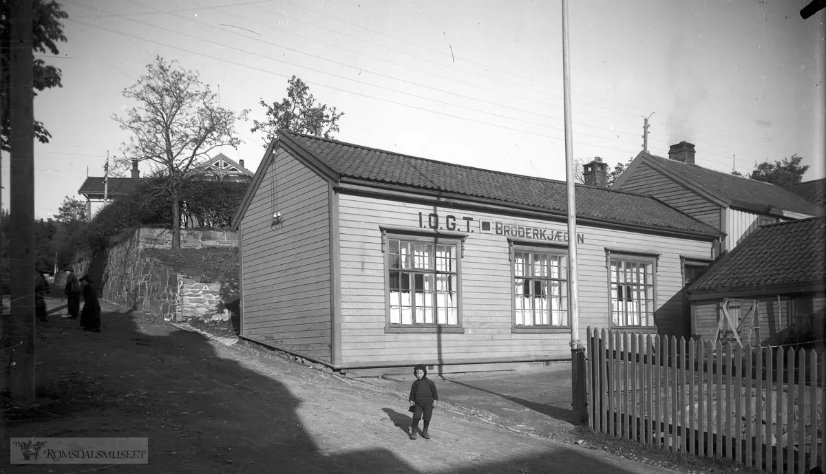 «Nye Kirkebakken» med losje Broderkjædens hus, senere O.Sættem sin posefabrikk. Fabrikken startet i 1923 og den ble bestyrt av sønnen Øistein (1902-1965). Den ble lagt ned på 1930-tallet..Godtemplarlokalet (broderkjeden) i nye Kirkebakken. (I.O.G.T Broderkjæden. .Tidligere gymnastikksal til folkeskolen.