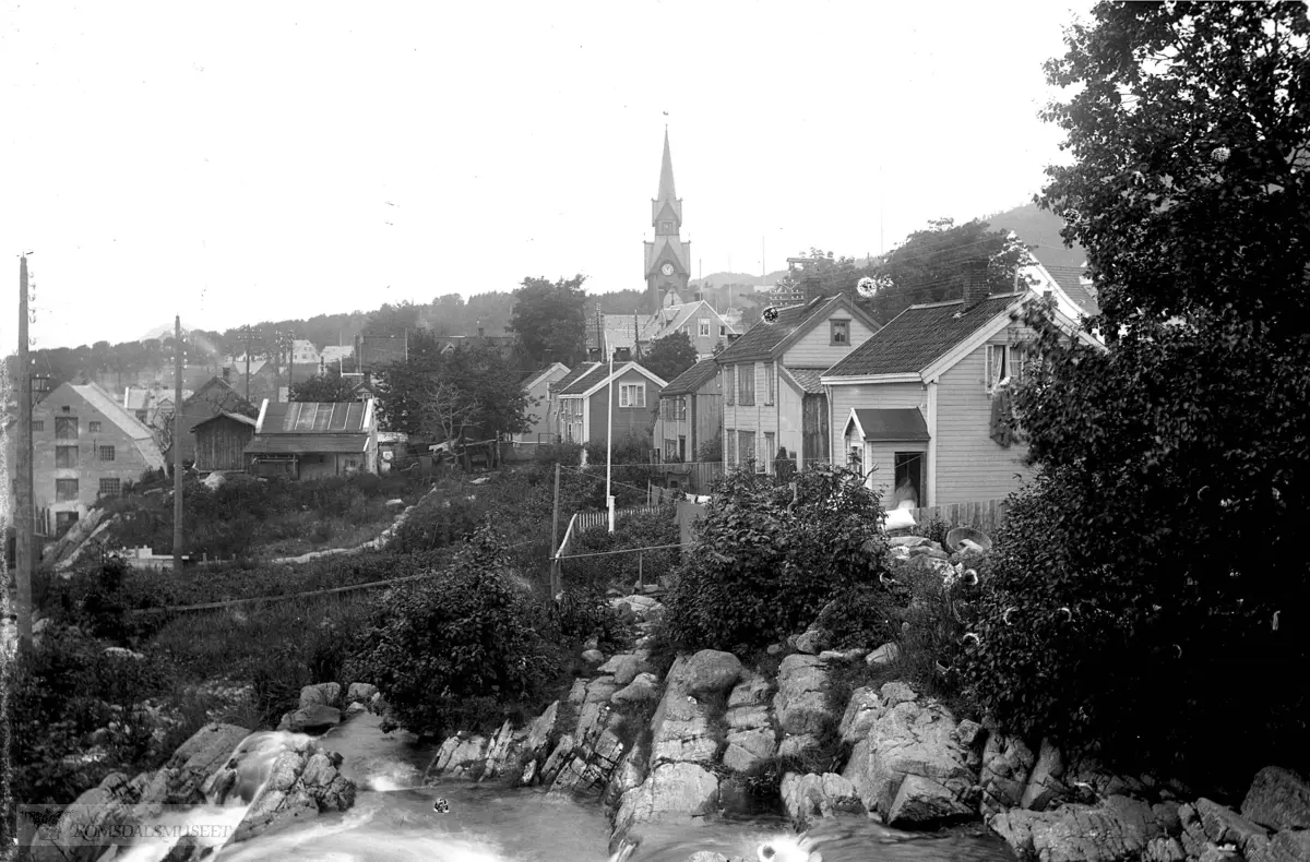 Moldeelva med kirken i bakgrunnen..Tidligere Elvebakken, Fossveiene..Spolertbakken .(Plate fra samme serie merket 1917, mulig årstall ?).