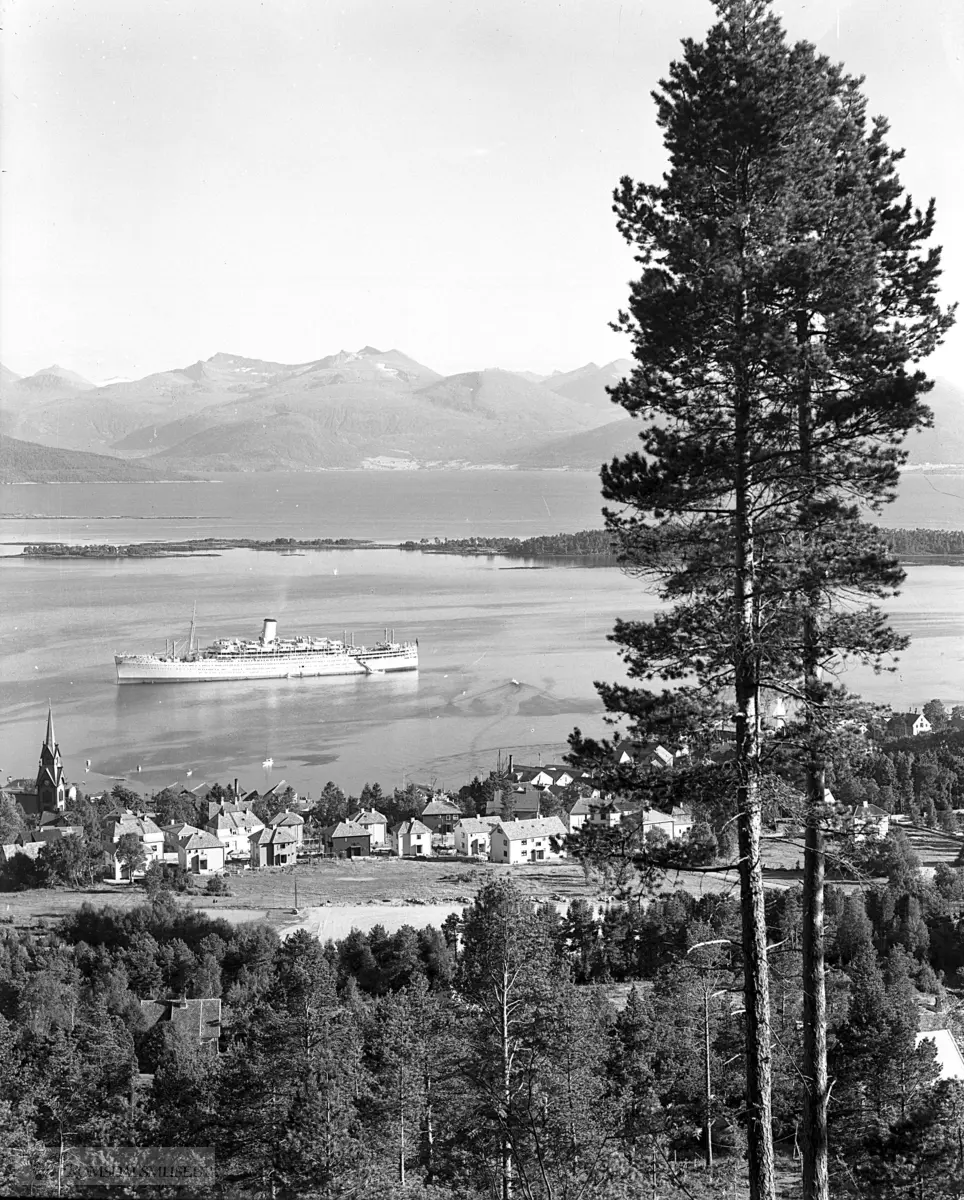 Molde i panorama sett fra Nord, Molde med skipet Orion på fjorden.