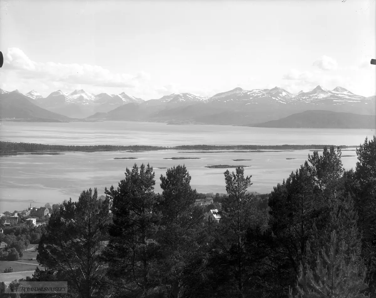 Molde i panorama sett fra Nord, Molde i panorama med Romsdalsalpene, Hjertøya og holmene..St.Carolus ses midt i bilde.