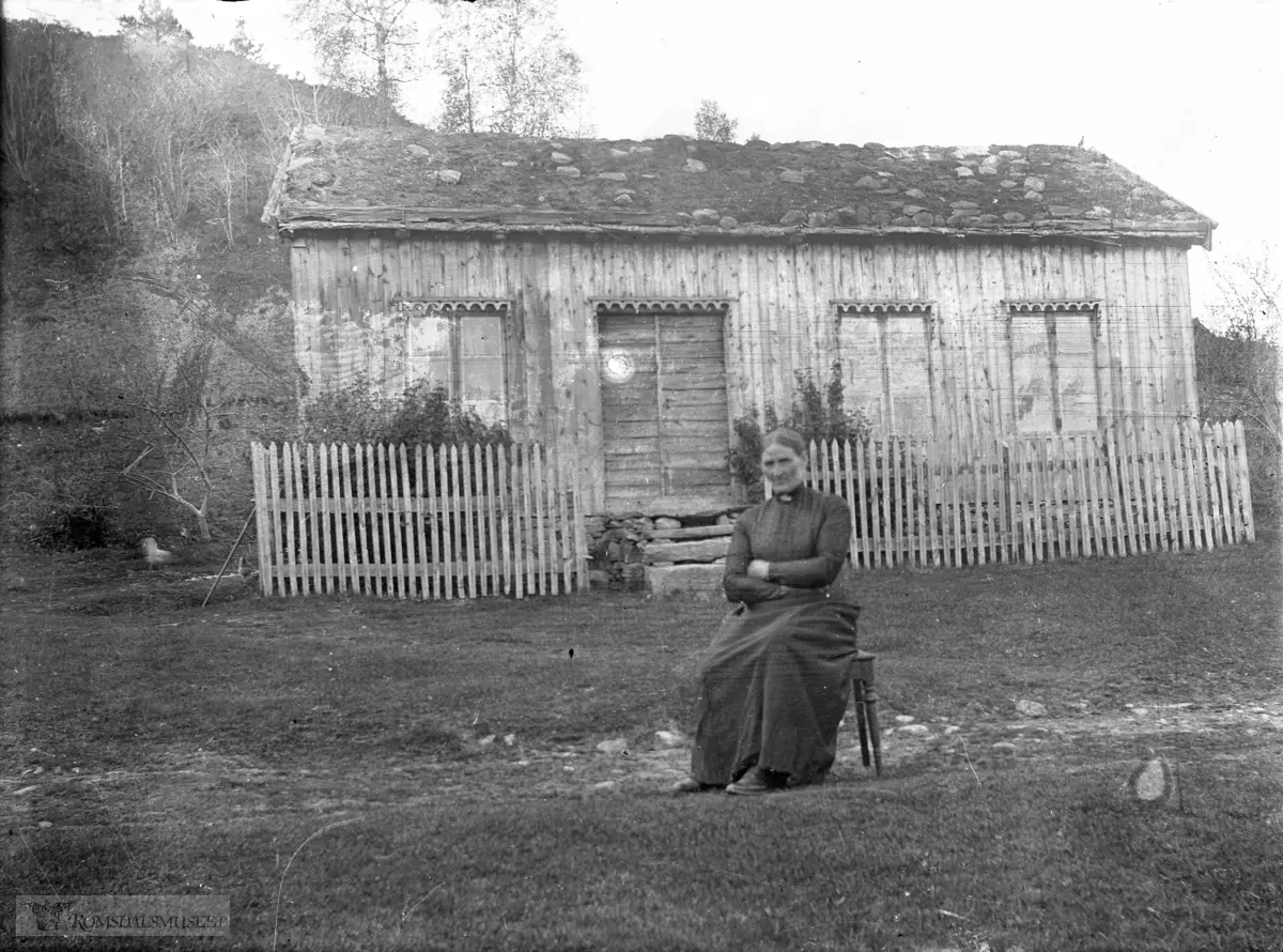 Beret K. Hoem (eller Øverås), enke etter Jørgen Ø. Hoem, i dagligtale kalt "Jørn-Beret". .Huset hennes stod på Øverås der lærer Ingvald Grandsæter seinere bygde seg hus.