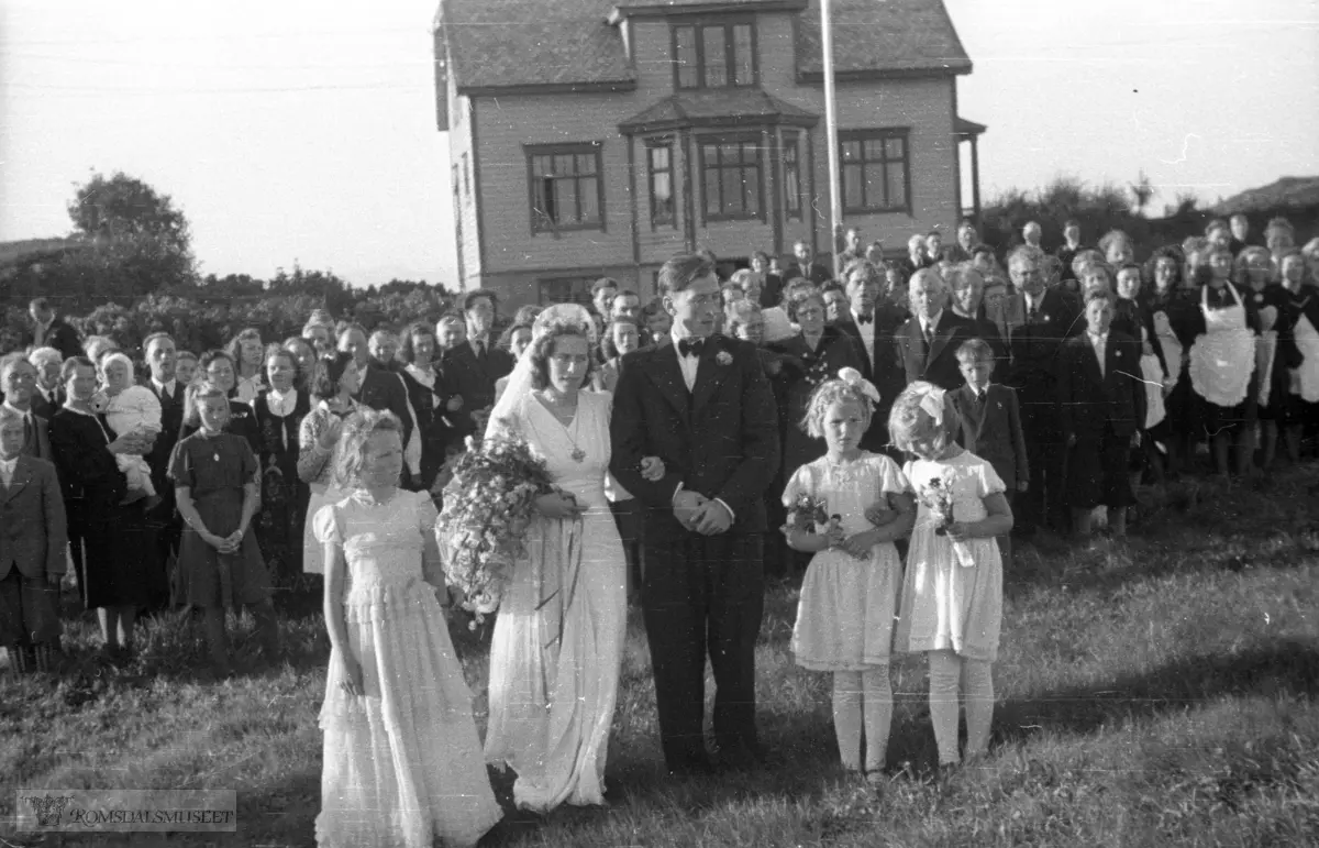 Brudeparet med gjester utenfor "bryllupsgarden" Sommerro som er hjemmet til bruden. ."Sommerro" er Bjørn Brunvoll sitt hus. .Fra bryllupet til Torine "Tulla" og Edin Marøy.