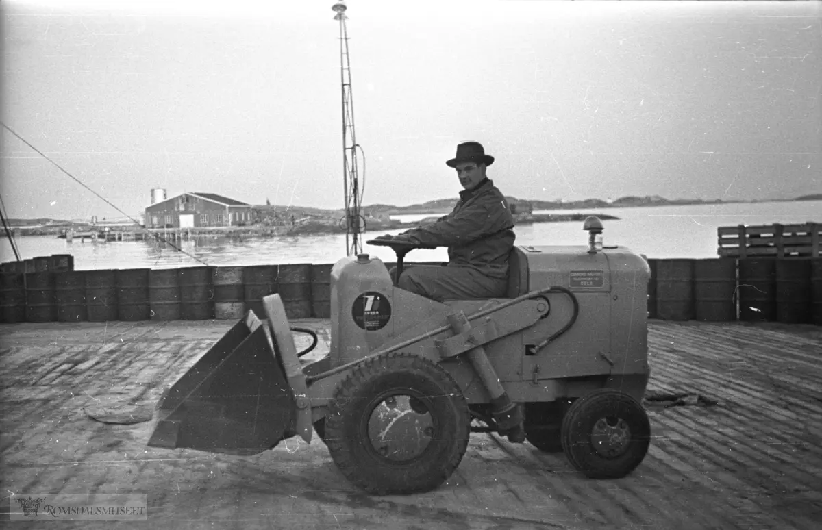 Prøve av den nye Pay-Loaderen..(Fimbeholder 47381 "Steinshamn høsten 1950") .Storstøholmen i bakgrunnen.