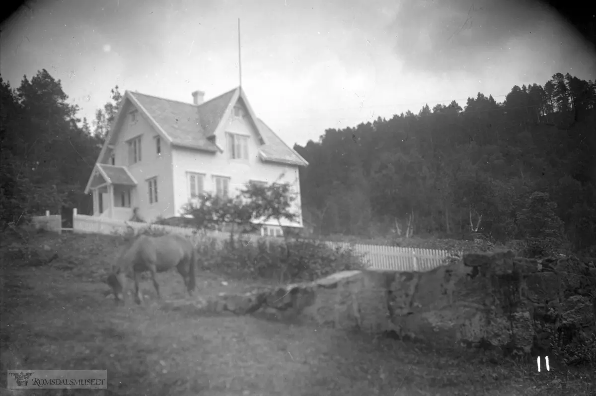 Bergtun. Misfjord kjøpte sommarfjøsplassen frå Bergsvik br.nr 1. og bygde seg kårhus der. Dei hadde sikkert avtale om avviklinga av sommarfjøsen som var i bruk mange år seinare. I framgrunnen restane av grismuren på Klokkargarden som stod der i lange tider etter at huset vart rive av Olafsen.