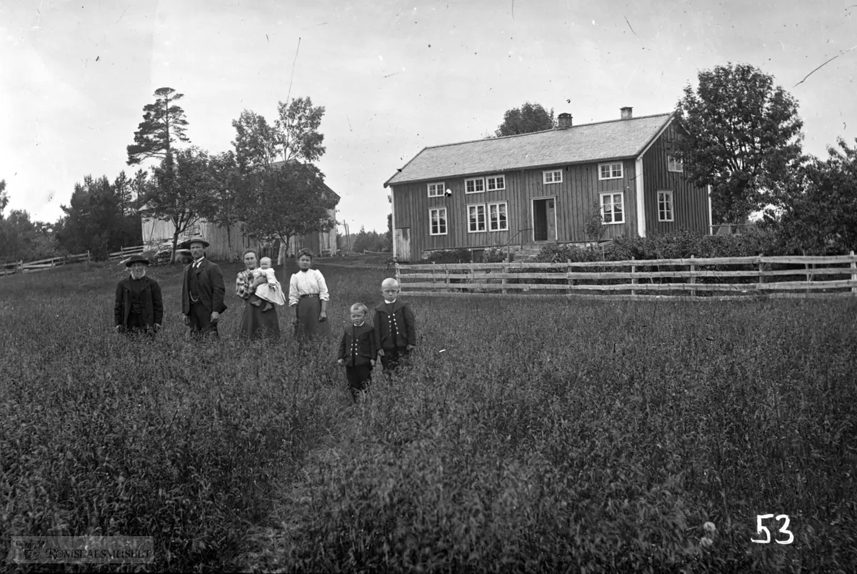 Familien på Vevarneset. Gamle Jørgen (1830-1918), unge Jørgen (1873-1947), Ane m/Gunnvor Otto og Martin..Bosatt 1910: Væverneset gnr11 bnr 6.