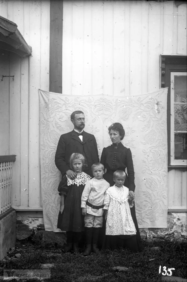 I 1910 har de barna:.Dagny Ianke f.30.11.1898 Løiten.Ragna Ianke f.15.06.1901 Kabelvog.Sofus Ianke f.05.01.1900 Kabelvog.Alf Ianke f.04.06.1909 Veø..I 1900 har dei borna: .Dagny f.30.11.1898 .Gustav Lanke f. 05.01.1900.