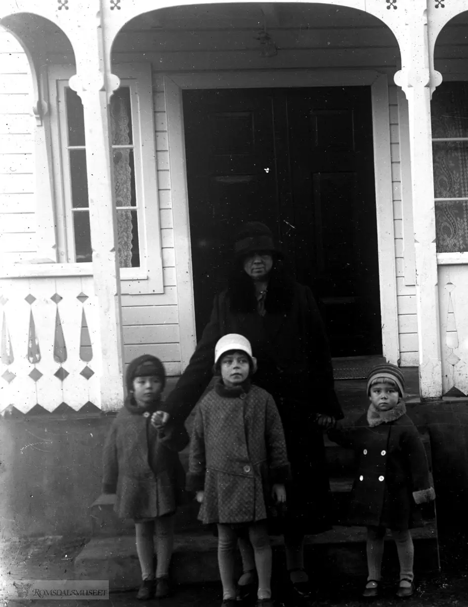 Tre søstre fra Kleive-gården. .Barna til Peder Kleive. De het Karen, Agnes og Helga Marie Kleive.