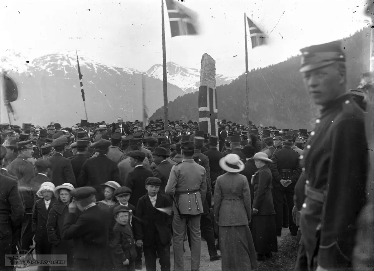 Under avdukingen av bautasteinen på Setnes. ."Avsløringen av bautasteinen den 17.mai.1914 som blev reist nær Veblungsnes, Romsdalen, til minde om de fra Grytten som var ute i krigen 1814. Avsløret 17.mai.1914". ..(Edvard var i Amerika fra april 1896 til desember 1910)