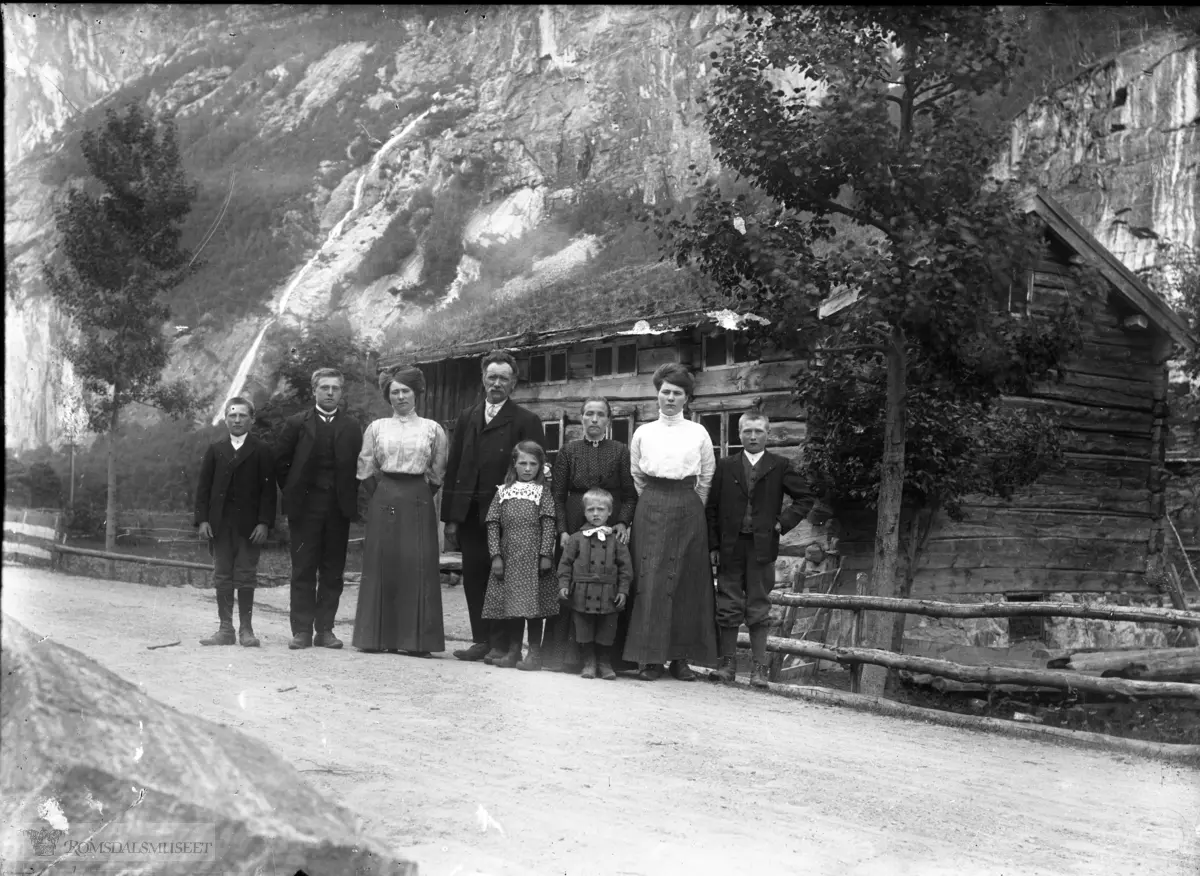 Andreas Gravdehaug med familie foran huset. .(Edvard var i Amerika fra april 1896 til desember 1910)