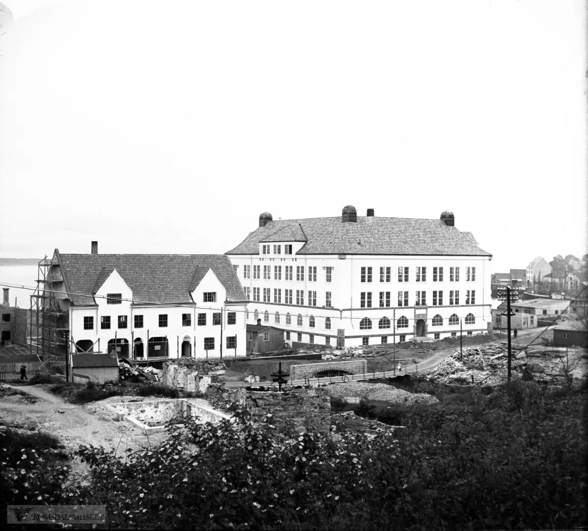 Molde i 1917-1919. .Solemdal sin møbelfabrikk med Confektionsfabrikken Superb til høyre på Gotfred Lies plass..Ny bro under bygging. ."Nedre" bru under bygging ca 1918-1919. Opprinnelig terreng løftes betraktelig..Harald Hårfagres bro ovenfor vises godt.