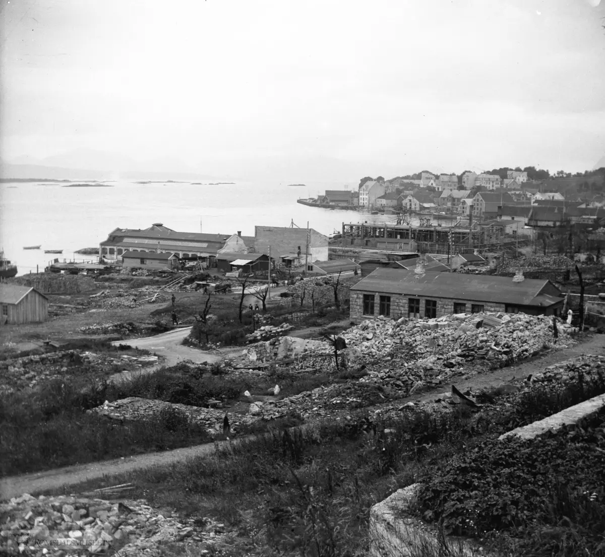 Molde by sett fra øst., Gjenreising etter brannen i 1916..Bilde tatt 1917. .I bakgrunnen bygges Confectionsfabrikken på Gotfred Lies plass..I bakgrunnen ses Frk.Aarøs hotel fra 1938 Nobel Hotell og Molde sparebank. Håfseth-brygga.