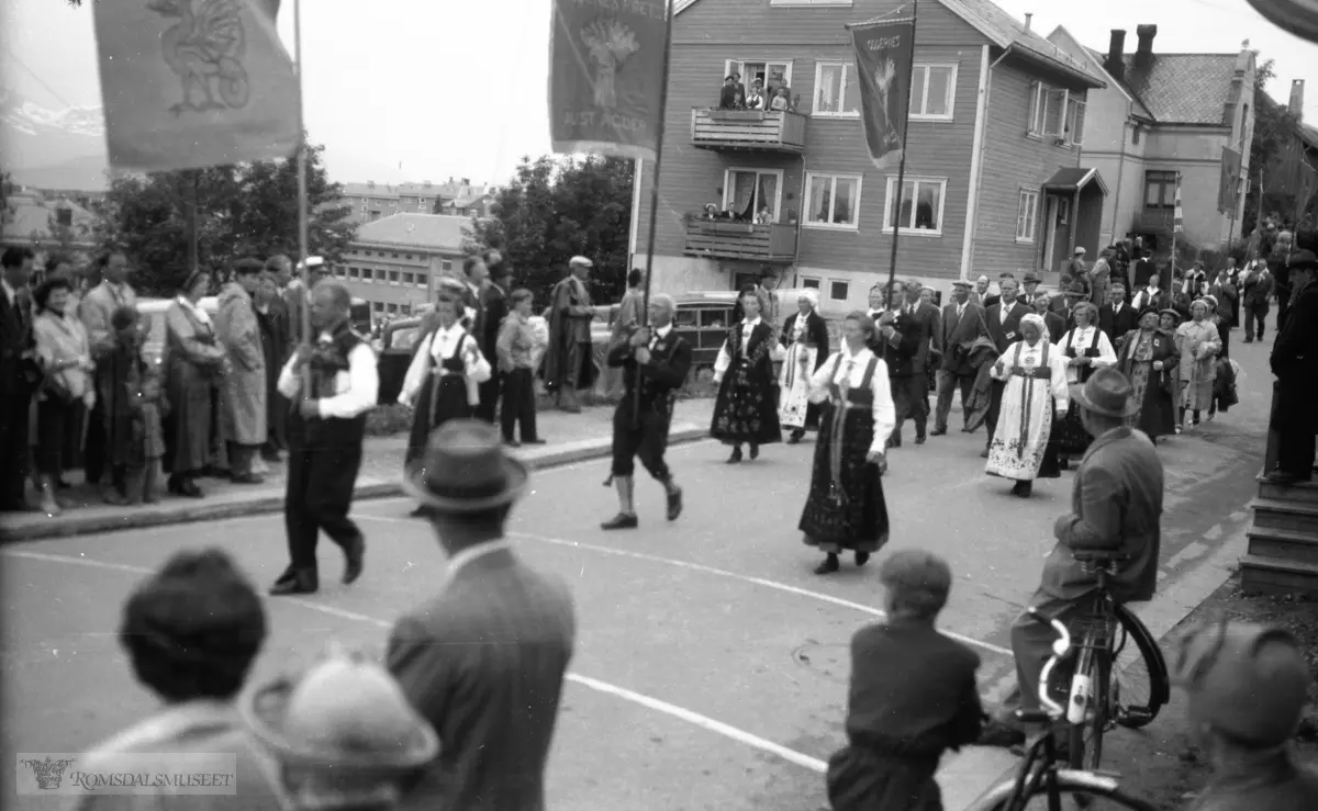 Norges Bondelags Landsmøte i Molde lørdag og søndag 19 og 20 juni 1954. .(se Romsdal Sogelags årsskrift 2005 side 89) .Øvre vei med Bersbakk huset til høyre.