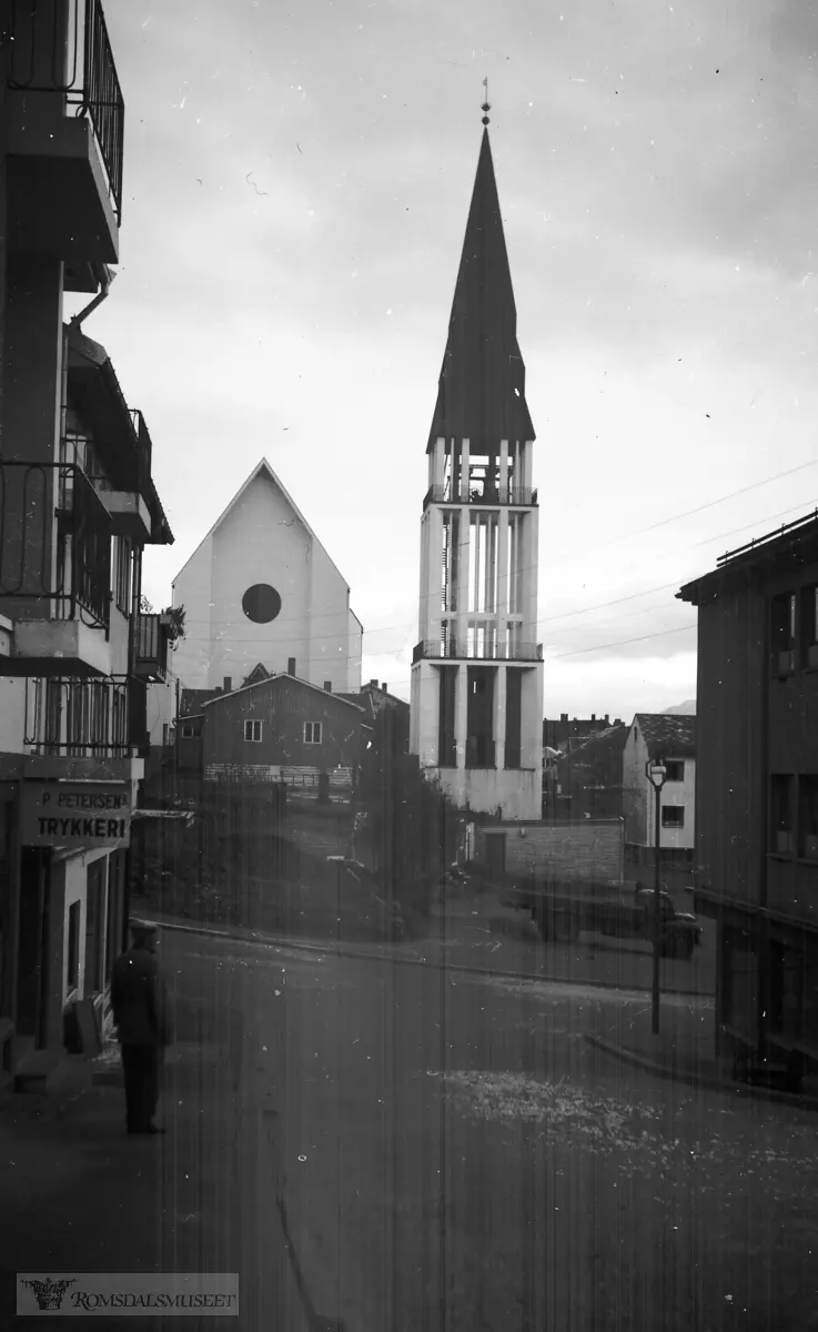 Molde kirke, Molde kirke sett fra vest..T Pettersens-trykkeri til venstre i Vektergata.