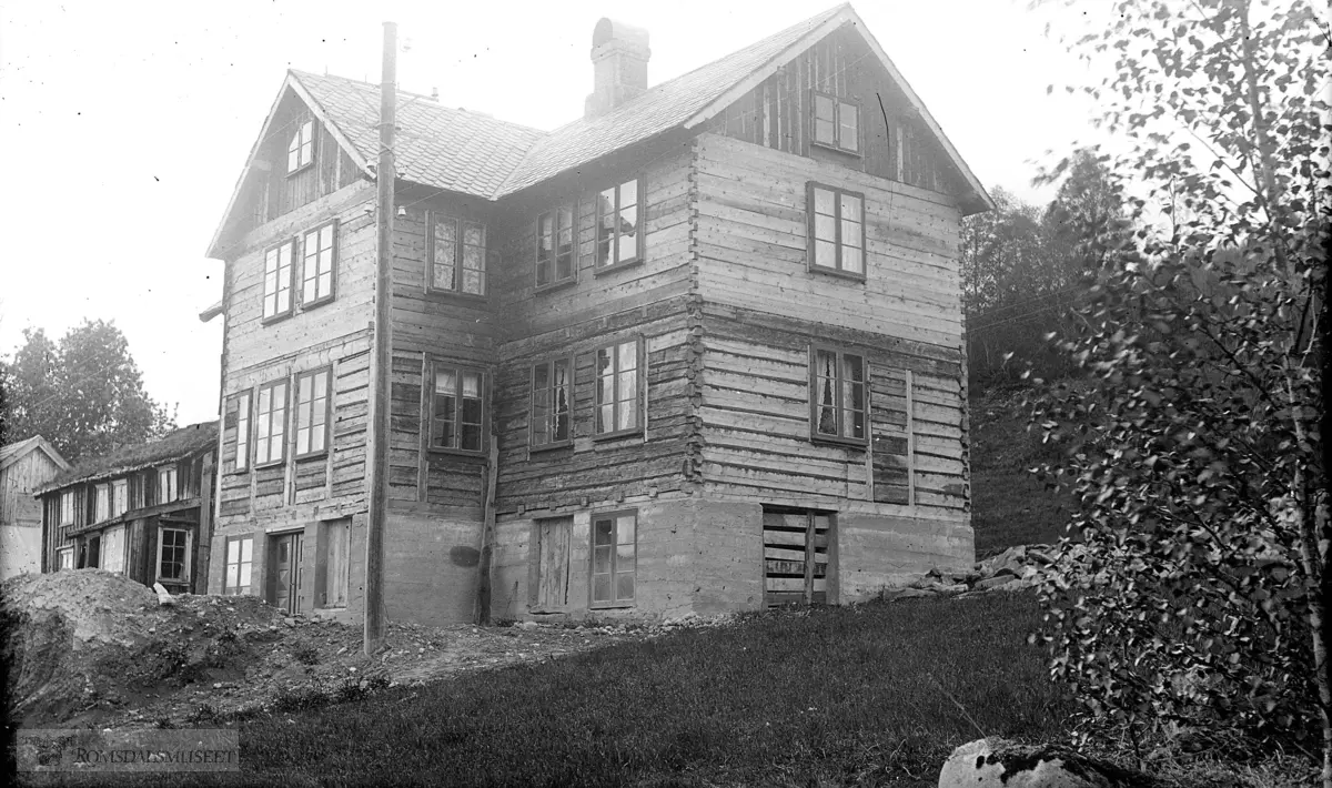 Røsberghagen. ca 1927. (Peder Stokke sitt hus nybygd 1926 ?) Brødrene Lasse og Søren Stokke delte stokke garden. Nedre del av huset ble oppført med materialer fra huset på Stokkhaugen som ble revet omtrent samtidig som dette ble bygd.