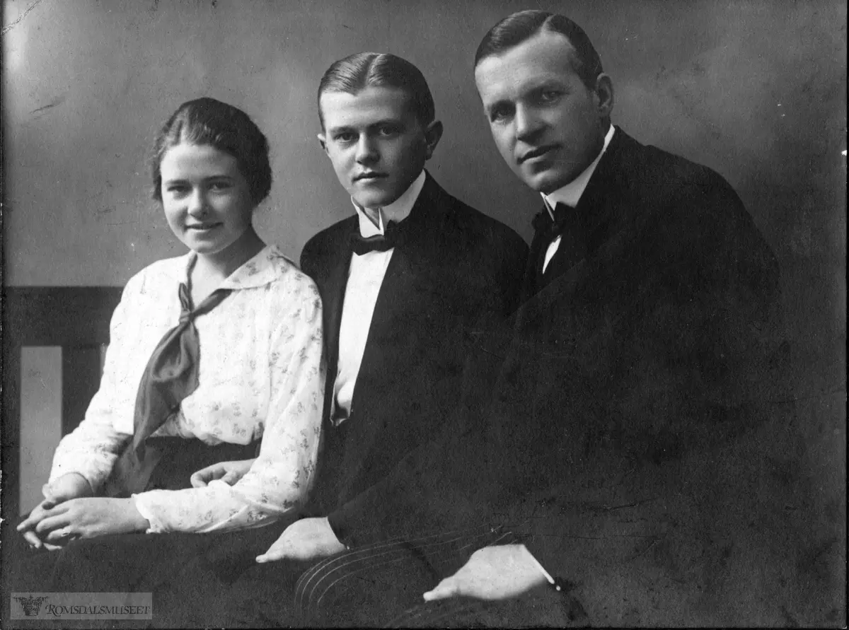 Olav Kavli f.07.01.1872 på Årø i Bolsøy, d.22.09.1958 i Bergen. Han var en norsk forretningsmann, kjent for etableringen av Kavli smelteost..Olav Kavli var slektning av Peder Stokke på hans mors side.