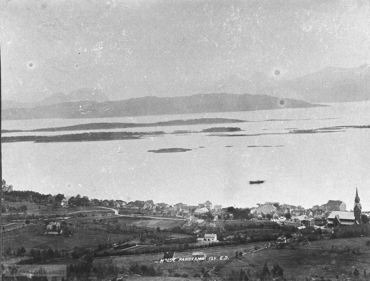 Molde by sett fra nord..Molde i panorama, med kirken til høyre, Grand Hotell til venstre.