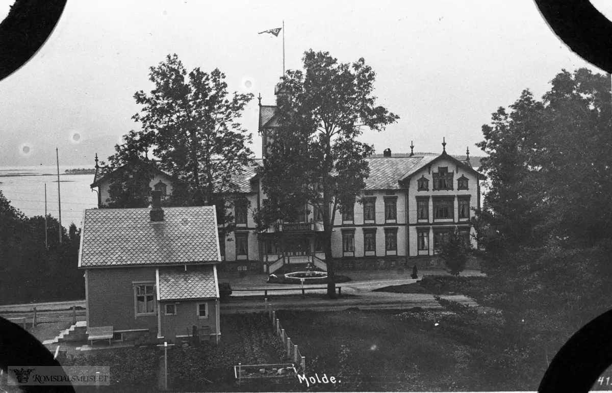 Grand Hotell. .Hotellet stod på Grandvegen vest for Moldegård. .Det eksisterte i åra 1885-1919.