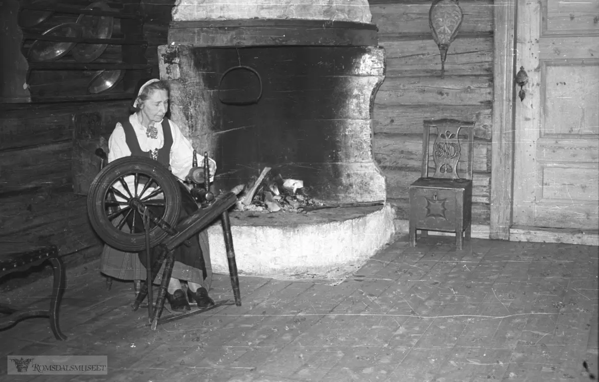 Mali Furunes spinner på gammel linrokk i Hammervollstua.