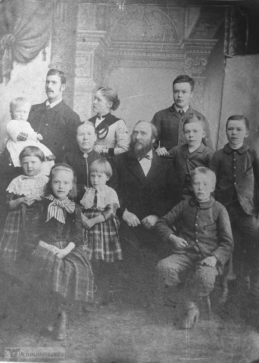 Gurine og Faste Svendsen med familie i 1880-åra..(Se Romsdal Sogelag 1993 side 133)