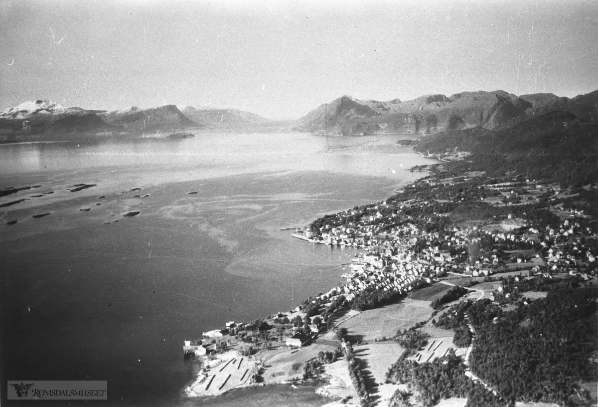 Flyfoto over Molde by.