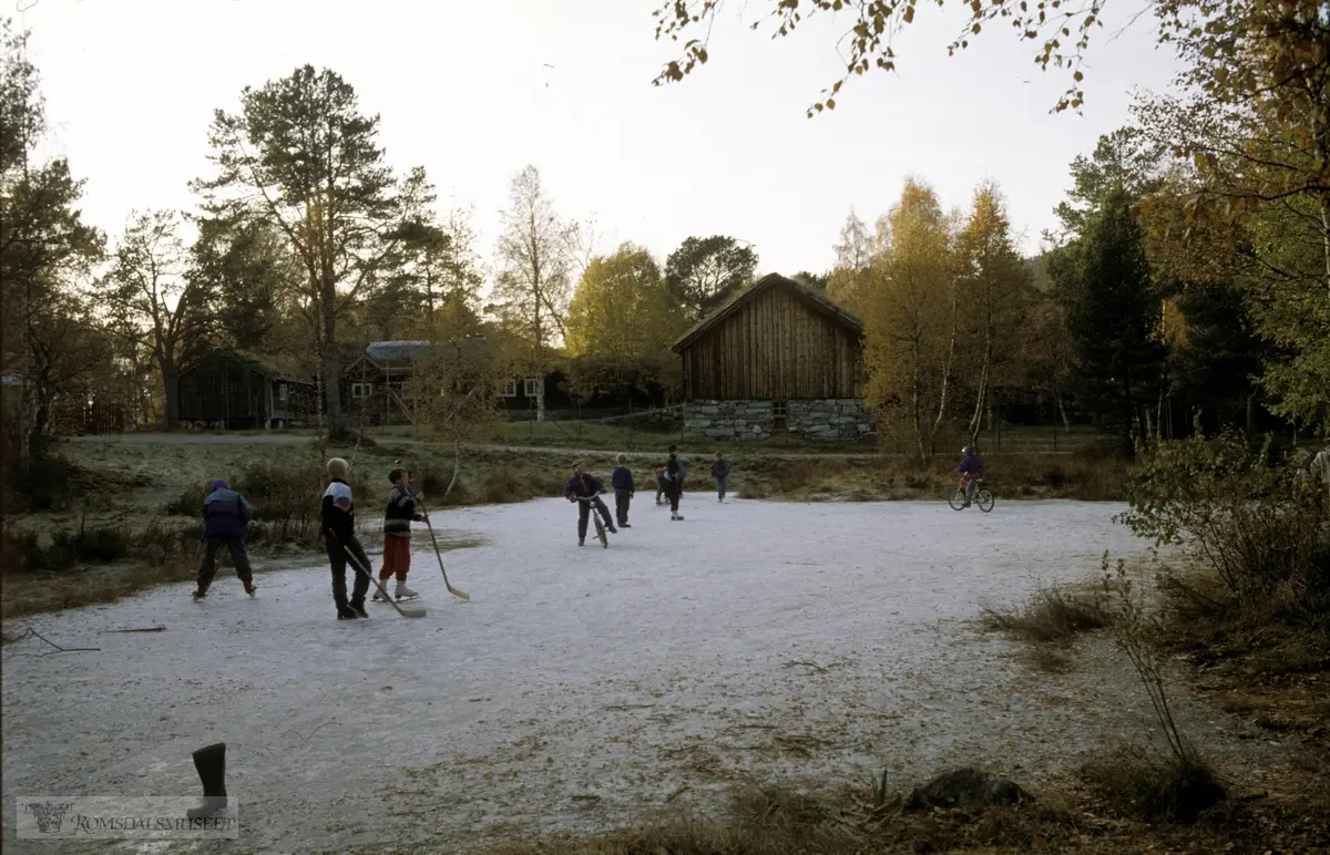 Barn leker på isen på Romsdalsmuseet.